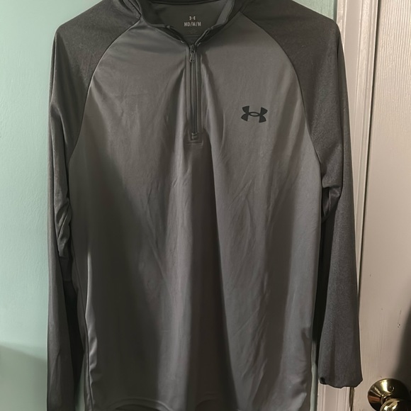 I’m selling a under Armour zip up sweatshirt - Picture 1 of 2